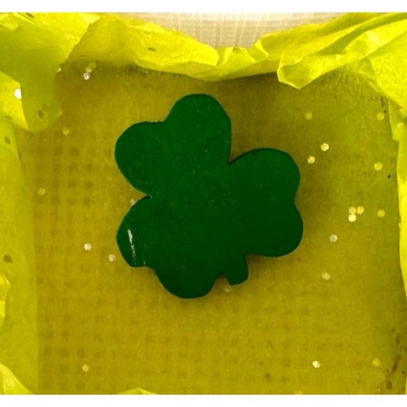 VTG St Patricks Day Trinket Box Handmade Plastic Canvas Shamrock Brooch Pin Bow - Picture 6 of 12